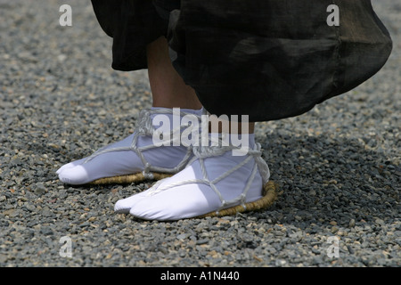 Uomo giapponese indossa vi secolo tradizionali scarpe di paglia all'Aoi matsuri festival in kyoto Asia Giappone Foto Stock