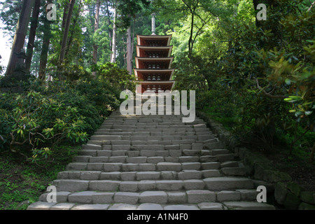 Passi che conducono fino a 5 piani pagoda al tempio Muroji Mie Giappone Asia Foto Stock