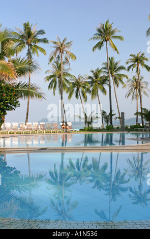 Exotic Palm tree piscina coperta con una vista del mare da un resort di lusso sull'isola di Langkawi Malaysia Asia Foto Stock