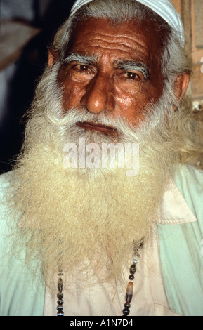 Barbuto anziano pakistano nel bazaar a Peshawar Foto Stock