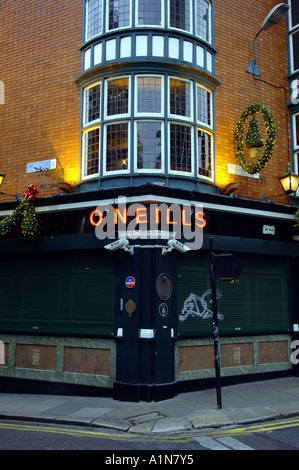 Mj oneill O'neills boozer public house pub bar street segno verde della parete edilizia architettura bar di Dublino Dublino tradizionale prem Foto Stock