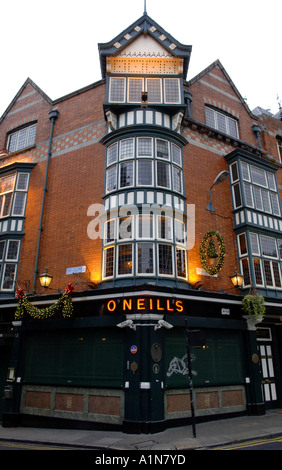 Mj oneill O'neills boozer public house pub bar street segno verde della parete edilizia architettura bar di Dublino Dublino tradizionale prem Foto Stock