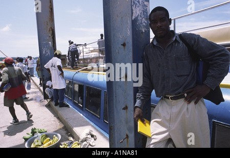 In attesa che la barca per la Gonave isola nel porto di porta ad Haiti Foto Stock