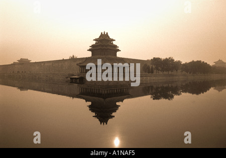 La città proibita la riflessione al tramonto Pechino Cina in seppia Foto Stock