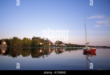 Rosso in barca a vela sulla calma St John River a Gagetown New Brunswick Canada Foto Stock