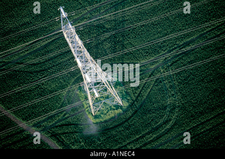 Vista di un traliccio di elettricità dal di sopra Foto Stock