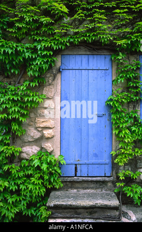 Vecchia porta blu trovata in un villaggio in Provenza Francia Foto Stock