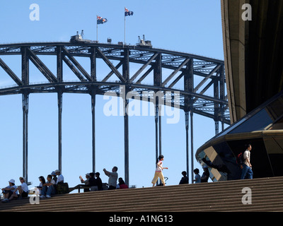 Il Ponte del Porto di Sydney con gli alpinisti su Opera House di Sydney di primo piano del Nuovo Galles del Sud Australia Foto Stock