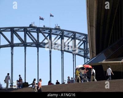 Il Ponte del Porto di Sydney con gli alpinisti su Opera House di Sydney di primo piano del Nuovo Galles del Sud Australia Foto Stock