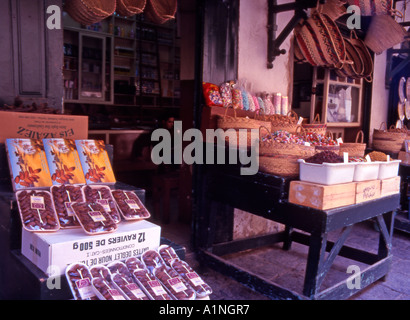 Tunisia Africa del Nord date tunisino per la vendita di una tipica pressione di stallo all'interno della Medina di Tunisi Foto Stock