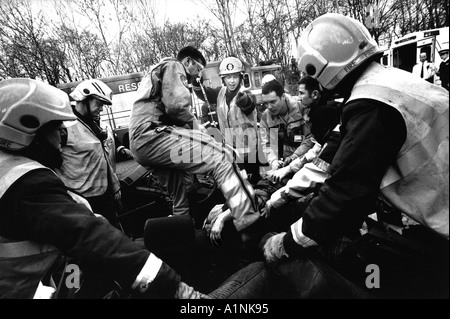 Pronto soccorso vigili del fuoco Londra autoambulanza e elicottero il servizio di emergenza medica orli Il dottor Ian McGovern dare u Foto Stock