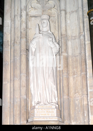 Salisbury Wiltshire, Inghilterra Cattedrale di Salisbury Statua della fortezza Memorial a Edith Maud Hulse Foto Stock