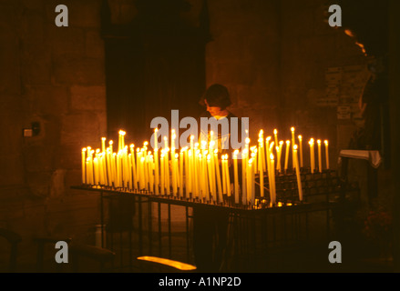 Candele votive in chiesa francese Foto Stock