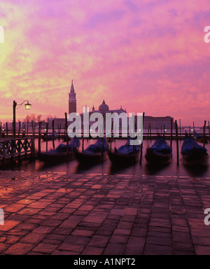 Di San Giorgio Maggiore dal Molo gondole in primo piano Alba Visualizza Venezia Veneto Italia Foto Stock