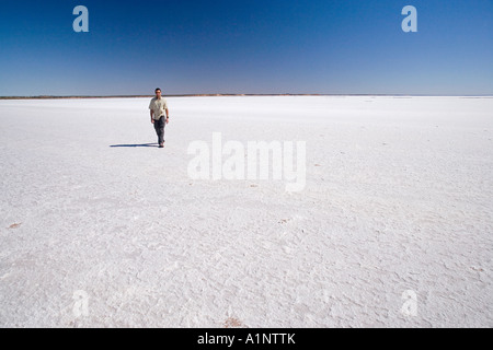 Persona che cammina sul Lago di Hart Stuart Highway vicino a Woomera Outback South Australia Australia Foto Stock