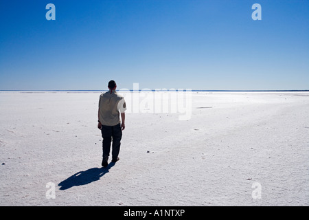 Persona che cammina sul Lago di Hart Stuart Highway vicino a Woomera Outback South Australia Australia Foto Stock