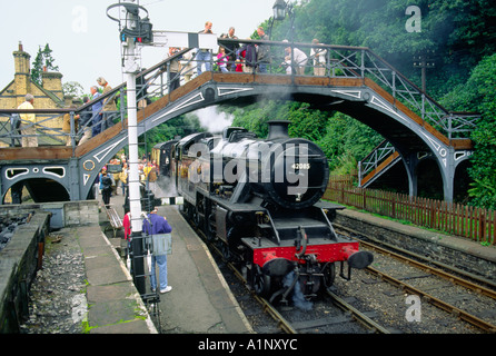 Locomotiva a vapore sul lago e haverthwaite treno alla stazione haverthwaite vicino a WINDERMERE Lake District cumbria Foto Stock