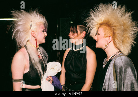 New Romantics seguaci di culto giovanile della pop band Sigue Sigue Sputnik 1980s UK 1986 Newcastle upon Tyne UK England HOMER SYKES Foto Stock