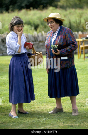 Middle England Village Fete 1990s UK. Due donne che chiacchierano, villaggio Life community Eastleach Turville Gloucestershire Inghilterra 1990s 1993 HOMER SYKES Foto Stock