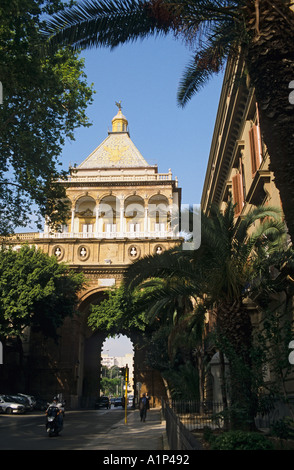 Italia Sicilia Palermo Cassaro trimestre Porta Nuova equitazione uomo scooter Foto Stock