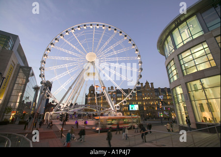 La ruota di Manchester nel centro della città di Manchester, UK, al crepuscolo Foto Stock