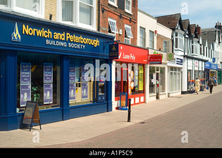 Wisbech Market Place sfilata di negozi tra cui Lunn Poly agli agenti di viaggio e Norwich Peterborough building society Foto Stock