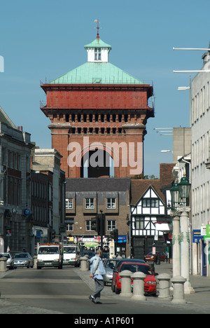 Colchester high street con acqua torre città fornita alimentazione idrica costruita 1882 83 e conosciuto localmente come Jumbo Foto Stock