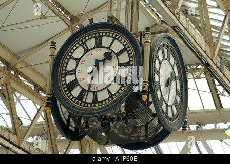 Orologio di Londra sopra l'atrio principale della stazione ferroviaria di Waterloo Foto Stock