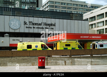 Londra Lambeth St Thomas Hospital di incidente e di ricoveri di emergenza unità e ambulanza consegna area di parcheggio Foto Stock