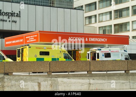Londra Lambeth St Thomas Hospital di incidente e di ricoveri di emergenza unità e ambulanza consegna area di parcheggio Foto Stock