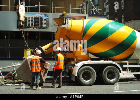 London City of Westminster cantiere con supervisione banksman erogazione del calcestruzzo dal carrello nel saltare su strade pubbliche Foto Stock