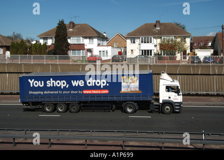 Tesco autocarro camion rimorchio su un12 a doppia carreggiata adiacente alloggiamento con servizio separato su strada la parete di ritegno A12 bypass Brentwood Essex England Regno Unito Foto Stock