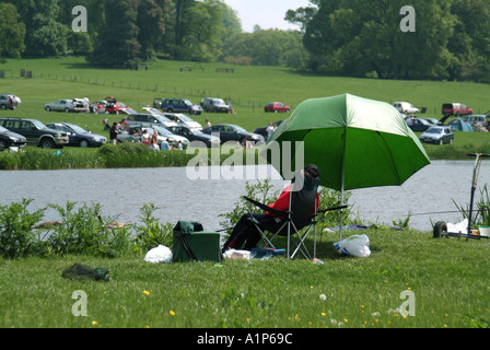 Vicino a Warminster parte della tenuta di campagna di Longleat posseduti dal marchese di Bath persone godendo il giorno fuori auto parcheggiate la pesca Foto Stock