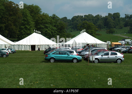 Vicino a Warminster parte della tenuta di campagna di Longleat posseduti dal marchese di Bath marchese per la fiera artigianale adiacente parcheggio auto Foto Stock