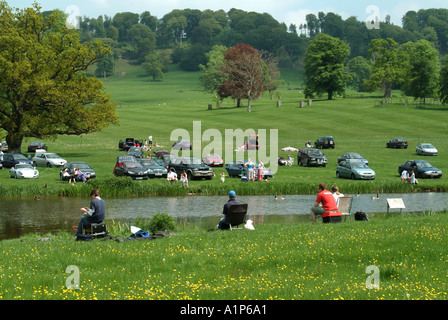 Vicino a Warminster parte della tenuta di campagna di Longleat posseduti dal marchese di Bath persone godendo il giorno fuori auto parcheggiate la pesca Foto Stock