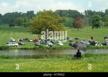 Vicino a Warminster parte della tenuta di campagna di Longleat posseduti dal marchese di Bath persone godendo il giorno fuori auto parcheggiate la pesca Foto Stock