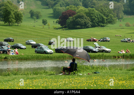 Vicino a Warminster parte della tenuta di campagna di Longleat posseduti dal marchese di Bath persone godendo il giorno fuori auto parcheggiate la pesca Foto Stock