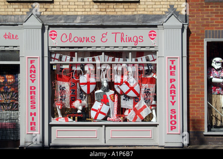 Peterborough clown e cose Party shop visualizzazione di St Georges Cross mercanzia in tempo di tornei internazionali di calcio Foto Stock