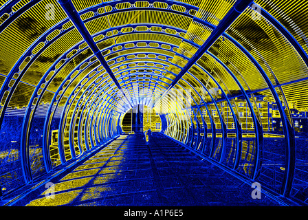 Passerella Pedonale all'interno traslucido con cornice in acciaio tubolare struttura a tunnel colori manipolato Foto Stock