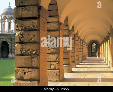 Visualizza in basso corridoio di fronte Quad con cupola e Queens College di Oxford Foto Stock