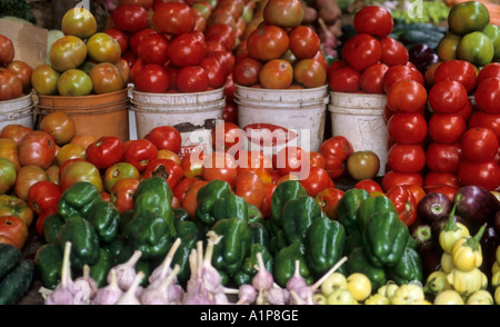 Frutta e verdura per la vendita, sul mercato, di stallo di Arusha, Tanzania Foto Stock