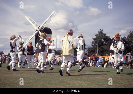 Villaggio Mountnessing fete Morris ballerini sul verde villaggio con il mulino a vento al di là vicino a Brentwood Essex England Regno Unito Foto Stock