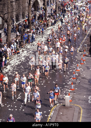 London Marathon Mars sponsorizzazione affollata vista aerea guarda in basso i corridori e gli spettatori che passano i rifiuti presso la stazione di ristoro sulla Embankment Road UK Foto Stock