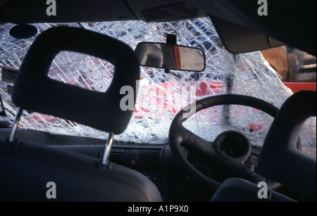 Auto passeggeri del sedile posteriore vista interna del volante e fracassato parabrezza di vetro dopo un incidente stradale Foto Stock