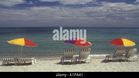 Immagine astratta di lettini da mare e ombrelloni ad evocare una vacanza SPIRITO DELLA LONTANANZA E RELAX SU UNA SPIAGGIA Foto Stock