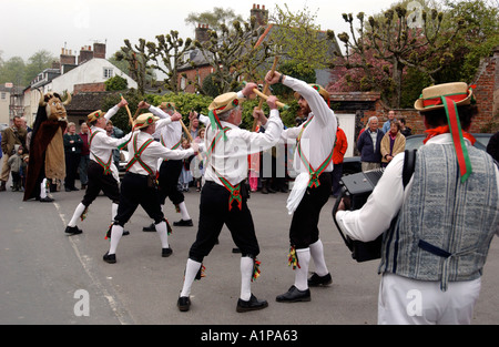 Morris in ballo nel villaggio di Cerne Abbas nel Dorset Regno Unito Regno Unito Foto Stock