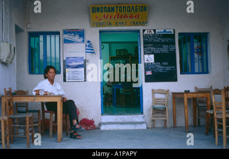 Kafeneio, coffee shop e un mini-market, tutti- in- uno shop nella remota isola Iraklia, poco cicladi grecia Foto Stock