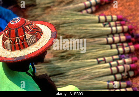 Immagine di uomo in Fulani hat spazzole di vendita al mercato Djenne Mali Foto Stock