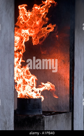 Dimostrazione pubblica dei pericoli del chip pan incendi mediante il dipartimento dei vigili del fuoco in Gran Bretagna REGNO UNITO Foto Stock