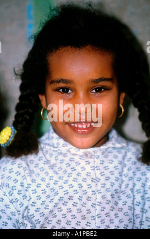 Ragazza giovane con la treccia di pig-tail sorridente Aswan Egitto Foto Stock